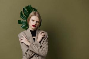 jolie femme vert paume feuille manteau brillant maquillage isolé Contexte photo