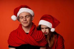 Jeune couple dans Père Noël Chapeaux amusement Nouveau année vacances studio mode de vie photo