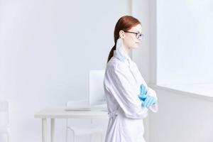 femme médecin dans blanc manteau médicament hôpital professionnel photo