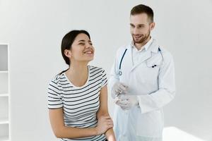 Masculin médecin suivant à le patient en portant vaccination photo