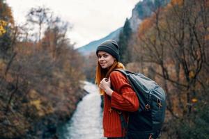 femme touristique sac à dos l'automne forêt rivière Voyage photo