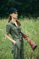 militaire femme femme avec bras dans mains loisir mode de vie noir casquette photo