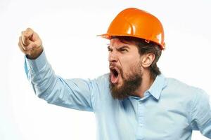 en colère homme dans Orange difficile chapeau industrie travail insatisfaction tondu vue photo