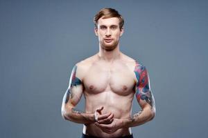 tatoué homme nu torse bodybuilder aptitude portrait fermer photo