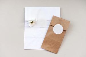 rond autocollant maquette sur cadeau blanc et kraft emballer, emballage avec vide autocollant, adhésif étiquette photo