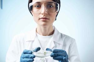 femelle laboratoire assistant dans blanc manteau microbiologie science travail photo