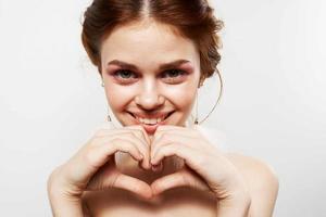 femme avec duveteux des boucles d'oreilles brillant maquillage émotions fermer photo