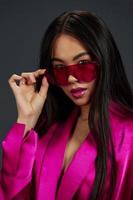 brunette dans rose robe rouge des lunettes mode maquillage charme studio modèle photo