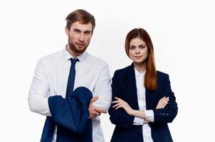 travail collègues sont permanent à côté de financier gestionnaires Bureau lumière Contexte photo