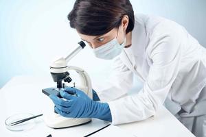 femme laboratoire assistant médical masque microscope Diagnostique biotechnologie photo