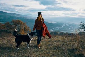 femmes en marchant suivant à le chien dans la nature paysage montagnes Voyage photo