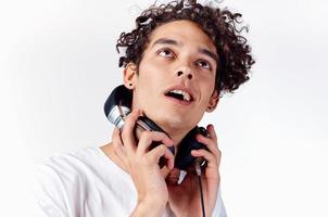 de bonne humeur gars avec frisé cheveux écouteurs La technologie la musique émotions photo