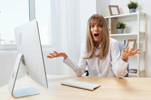 malheureux sous le choc adorable blond femme d'affaires ouvrier pigiste fabriqué une critique erreur Regardez à caméra ouverture bouche en pensant de problème Solution élever mains en haut dans lumière moderne bureau. copie espace photo