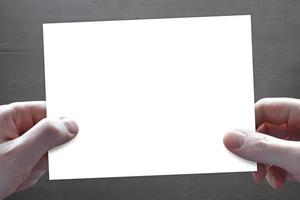 Humain mains en portant vide blanc pièce de papier - présentation concept photo