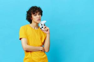 joueur Jaune T-shirt avec manette vidéo Jeux les technologies photo