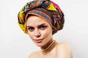 de bonne humeur femme décoration multicolore turban l'ethnie mode studio photo