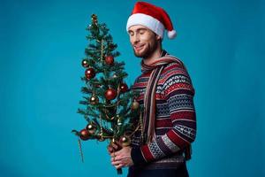 de bonne humeur homme dans une Père Noël chapeau en portant une bannière vacances isolé Contexte photo