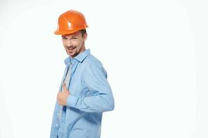 homme dans Orange casque professionnel emploi isolé Contexte photo