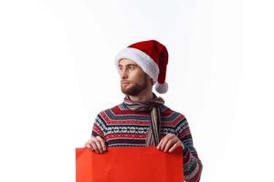 émotif homme dans une Noël chapeau avec rouge maquette affiche copie-espace studio photo