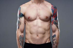 pompé en haut nu torse Hommes tatouages fermer exercice photo