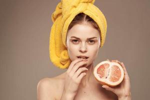 jolie femme pamplemousse dans main nettoyer peau vitamines santé photo