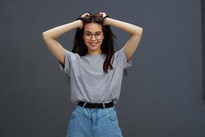 jolie femme dans une T-shirt des lunettes jeunesse style amusement isolé Contexte photo