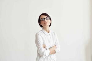 femme dans blanc chemise avec des lunettes Bureau exécutif studio mode de vie photo