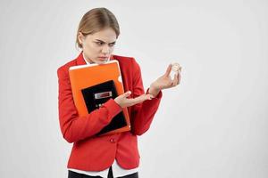 femme d'affaires dans une rouge veste avec les documents dans main les technologies photo