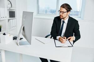 homme d'affaire près le bureau Bureau ordinateur exécutif photo