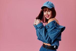 jolie femme dans une casquette et denim veste posant Couleur Contexte inchangé photo