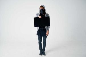 Masculin voleur encapuchonné tête le piratage La technologie Sécurité isolé Contexte photo