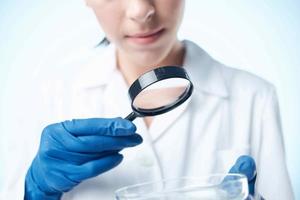 femme dans blanc manteau laboratoire recherche une analyse science photo