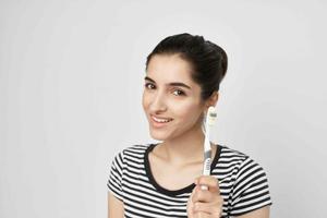 femme brosse votre les dents avec une brosse à dents isolé Contexte photo