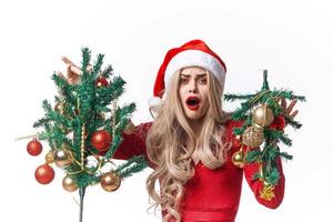 femme portant Père Noël costume décoration jouets vacances amusement photo