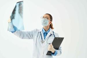 femelle médecin avec radiographie dans mains examen Diagnostique hôpital photo