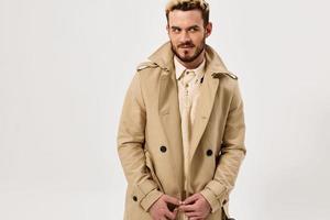 Beau homme avec plein cheveux dans une manteau l'automne style studio moderne style photo