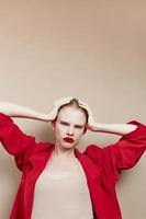 portrait de une femme maquillage dans rouge veste isolé Contexte photo