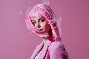 beauté mode femme dans une rose blazer rose perruque tondu vue studio modèle inchangé photo