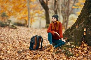 femme dans forêt Jaune feuilles près arbre Voyage la nature photo