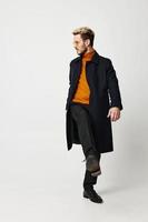 énergique homme dans Orange chandail moderne adulte homme costume manteau haleter photo
