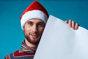 de bonne humeur homme dans une Noël blanc maquette affiche studio posant photo