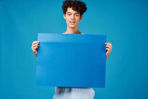 homme avec frisé cheveux copie espace bleu maquette affiche photo