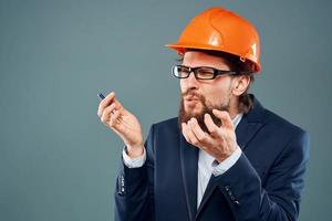 une homme portant un Orange difficile chapeau industrie officiel emploi photo