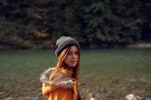 femme promeneur la nature paysage montagnes Voyage rivière photo