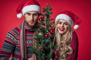 joyeux marié couple célébrer Noël Nouveau année rouge Contexte photo