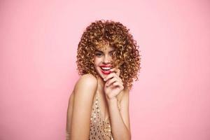 femme émouvant cheveux et en riant sur un isolé Contexte court coiffure photo