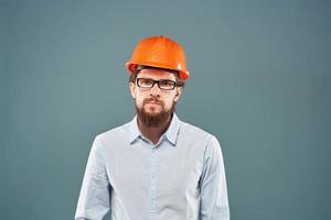 homme dans Orange difficile chapeau chemise tondu vue bleu Contexte construction travail photo