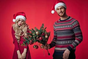 de bonne humeur Jeune couple dans Nouveau année vêtements vacances jouets décoration photo