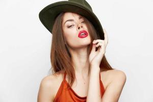 portrait de femme charme chapeau rouge lèvres attrayant photo