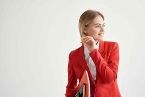 femme dans une rouge veste avec les documents dans main lumière Contexte photo